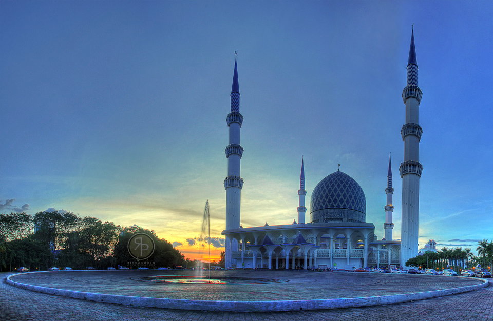 Sultan Salahuddin Abdul Aziz Shah Mosque with its silver and blue dome reflected in a pool, Shah Alam, Malaysia
