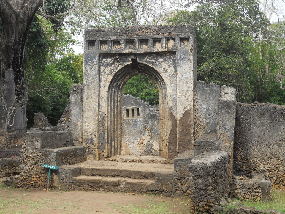 Ruins of a mosque in Gede, Kenya. Photo by Maclemo.